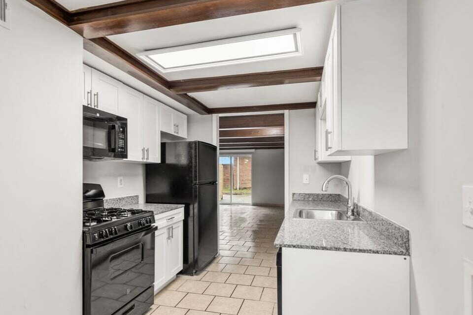 Foto principal - East Townhomes and Apartments