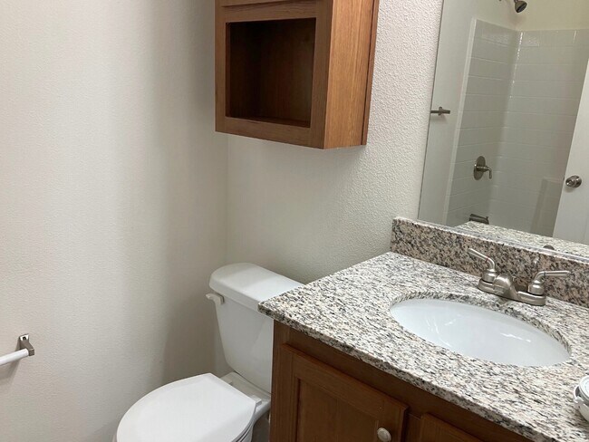 Foto del edificio - 702 W McArthur Ave