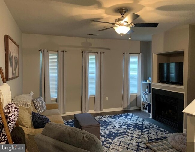 Building Photo - Charming Townhome-Style Condo with Garage ...