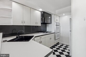 Building Photo - 604 S Washington Square