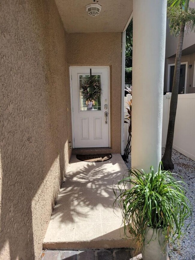 Foto del edificio - Fully Renovated Large 3 Bed 2.5 Bath 2 Car Garage Townhouse in Perfect Location