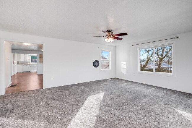 Building Photo - Beautiful 2 Bed, 1 Bath Rental Home in Happy Valley Neighborhood!