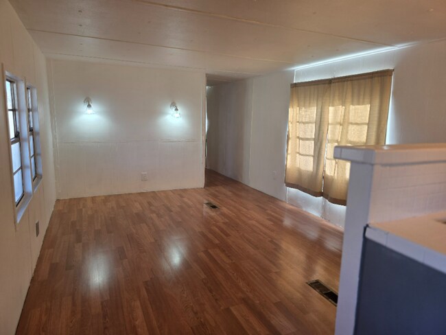 Foto del edificio - 2325 E Packard Ave