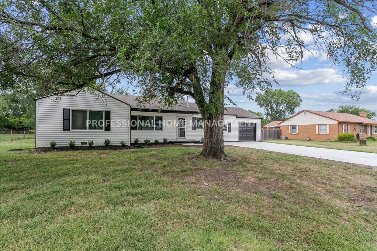 Primary Photo - 4 bedroom/ 2 bath home on a spacious half-...