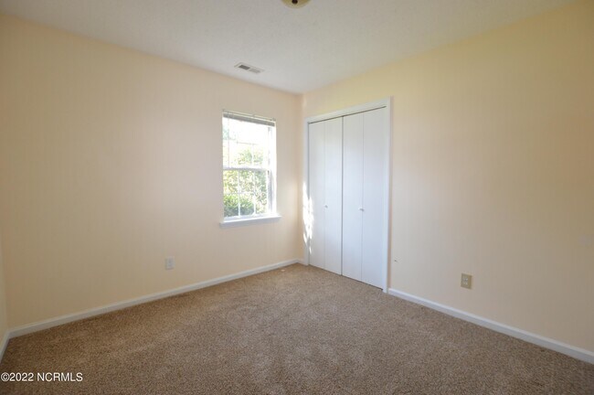 Building Photo - 260 S Creek Dr
