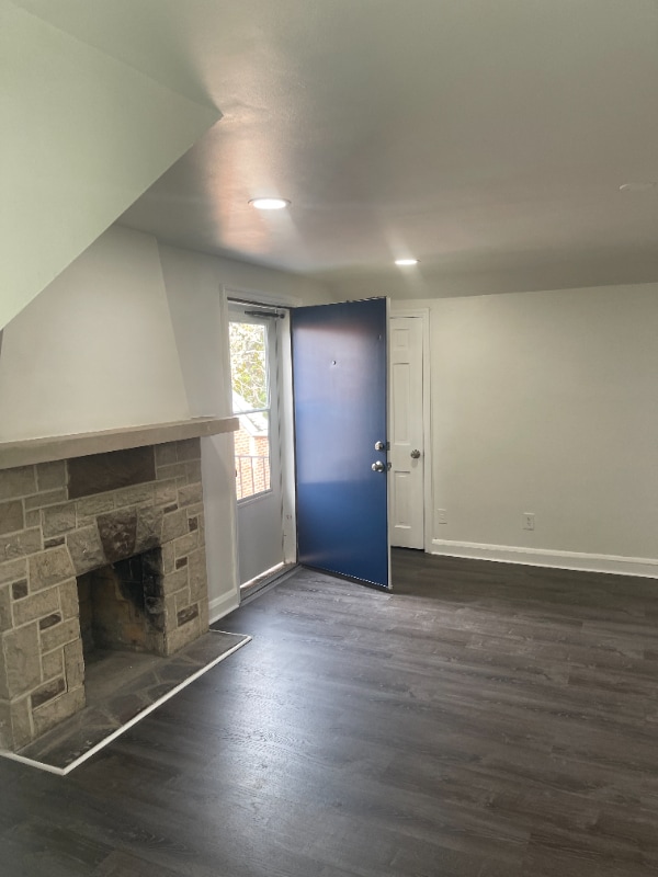 Foto del edificio - 701 Academy Rd