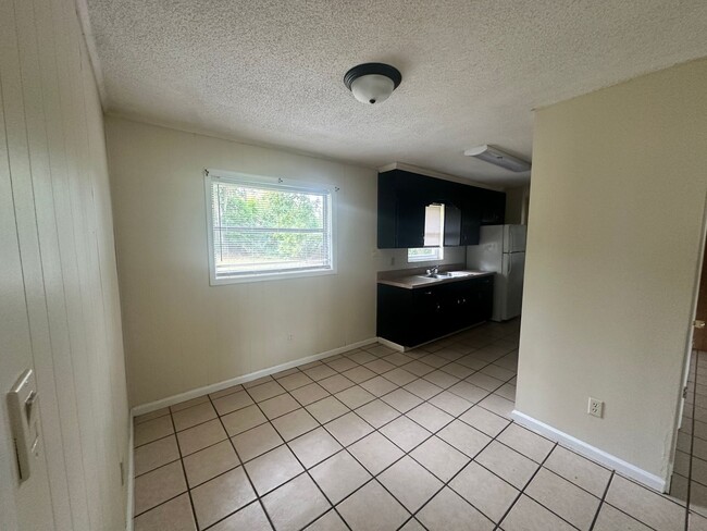 Building Photo - Cozy 3 bedroom/1 bath home!