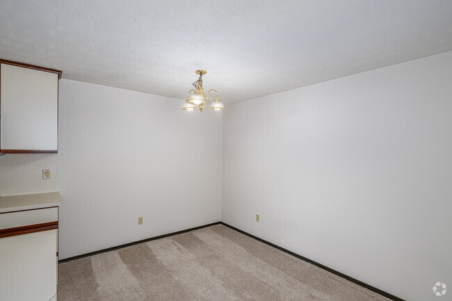 1BR, 1BA - 600SF - Dining Area - Stoneledge Villa