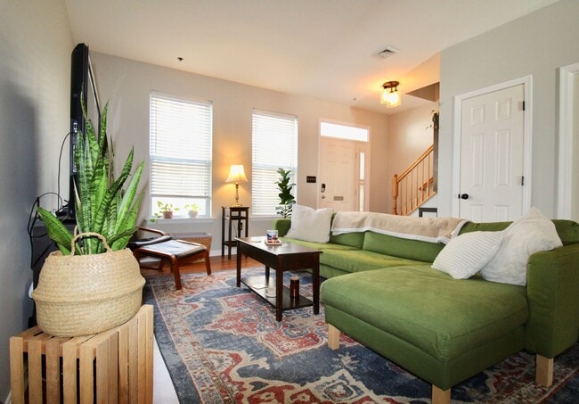 Building Photo - 2 Bedroom Home with Garage!