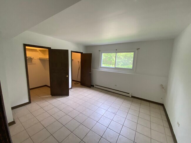 Master bedroom - 531 W Pleasant Ln