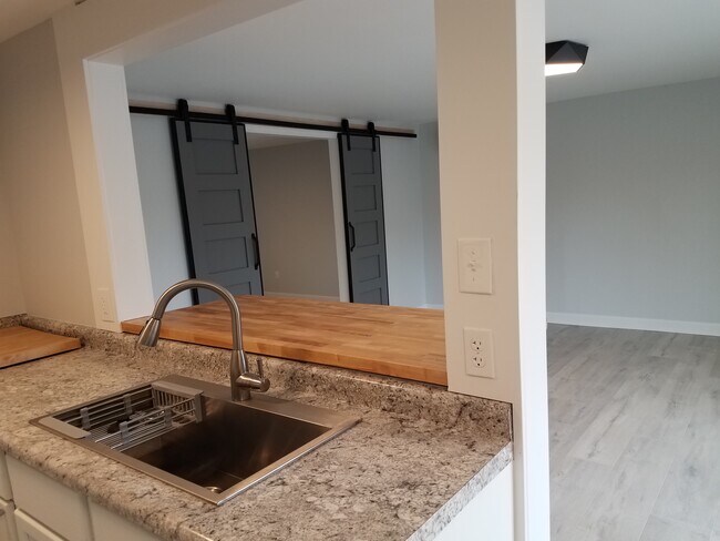 Kitchen sink - 7581 Warner Rd