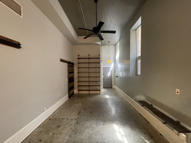 Building Photo - 553 Cherry St