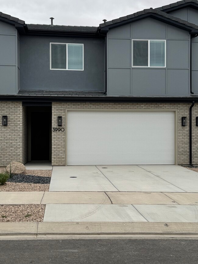 Building Photo - 3990 E Fossil Way