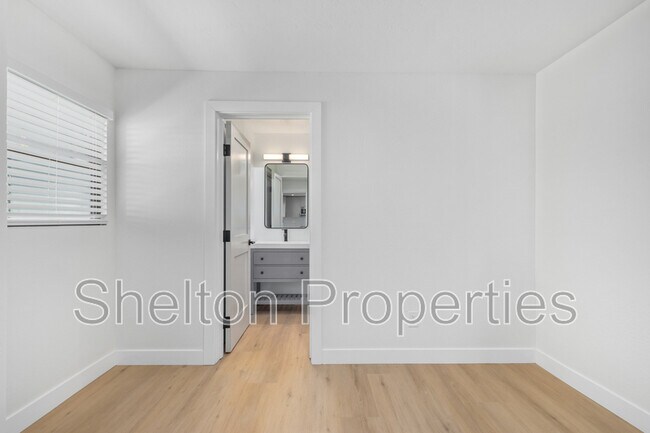 Building Photo - 616 N 10th Ave