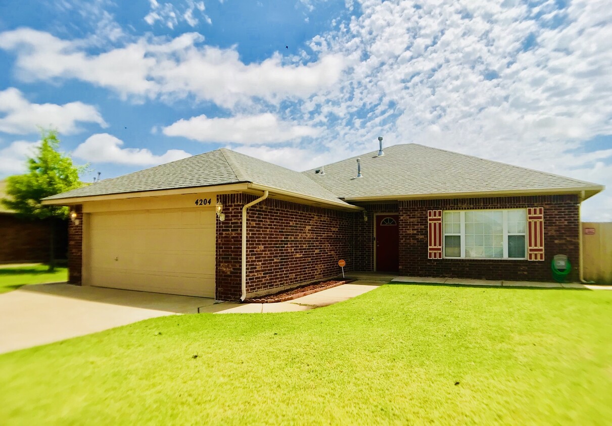 Foto principal - Beautiful 3BD 2BA Located in SW OKC, Wind ...