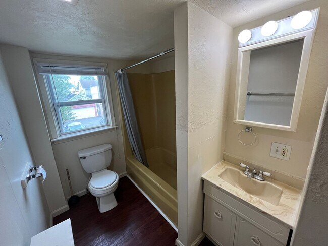 Building Photo - Bristol Borough Four Bedroom Beauty