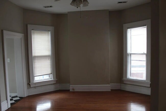 Building Photo - 57 Smith Pl