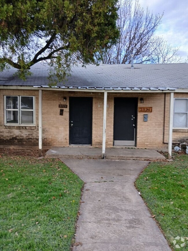 Building Photo - 3923-3923 Dismount St