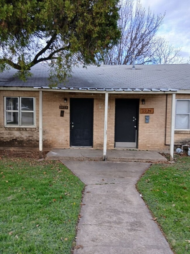 Building Photo - 3923-3923 Dismount St
