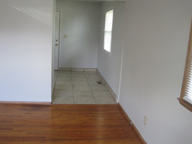 Building Photo - 1717 Carolyn Ave