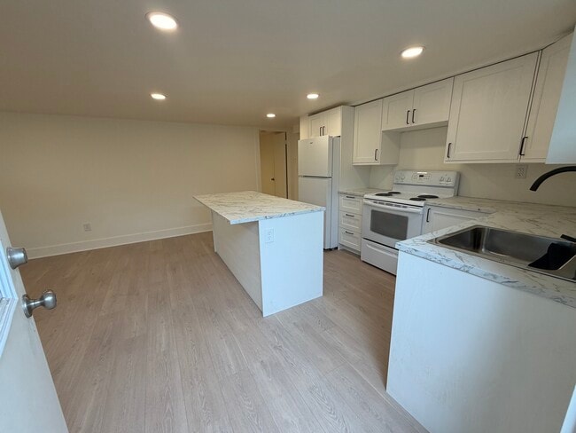 Building Photo - 264 E 4800 S