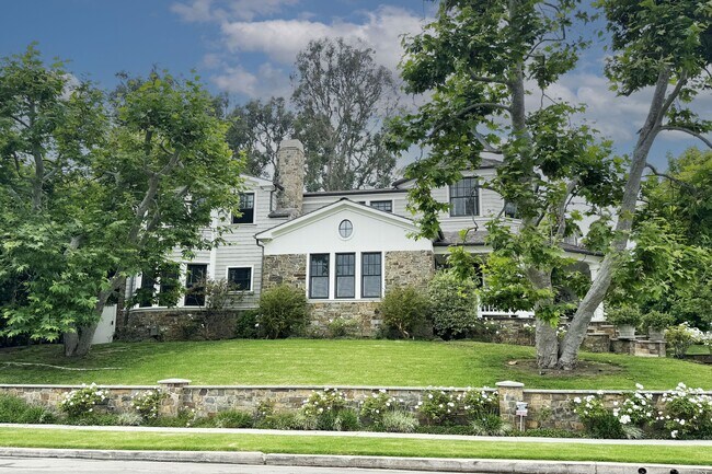 Foto del edificio - 14901 La Cumbre Dr