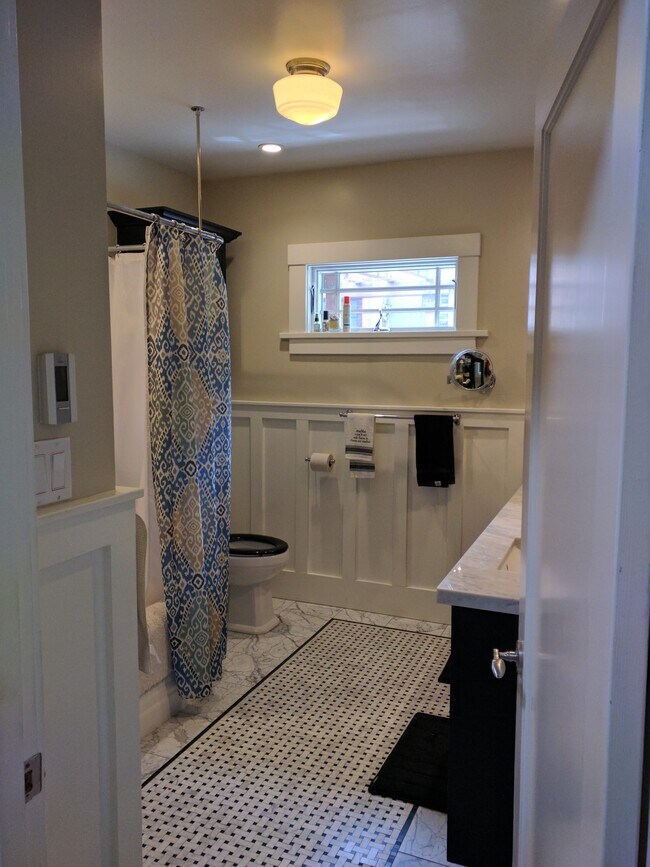 Baño - 470 Atlanta Ave (Front house)