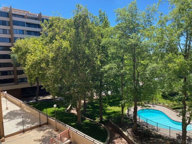 Foto del edificio - 1200 Riverside Dr Unit #1209