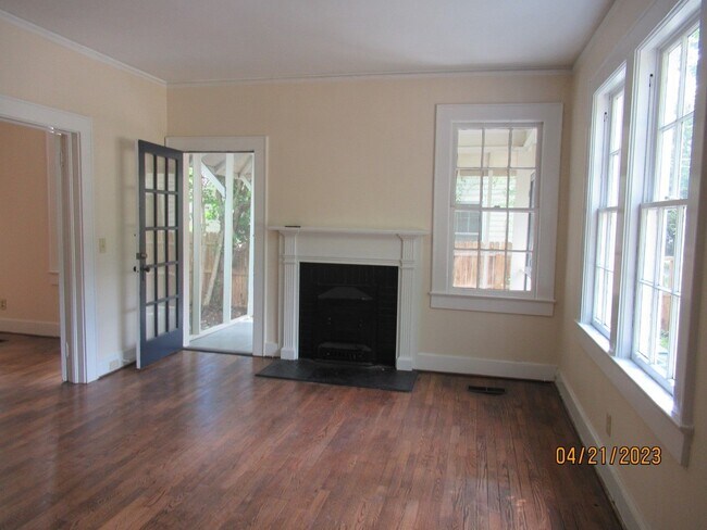 Building Photo - Cute Cozy Cottage- 2 Bedroom, 1 Bath