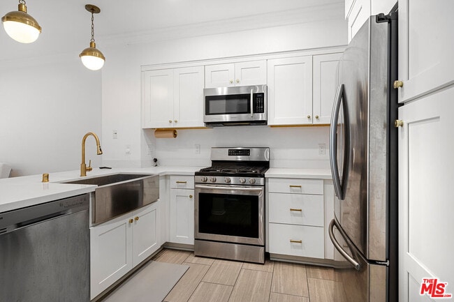 Building Photo - 6400 Crescent Prk E