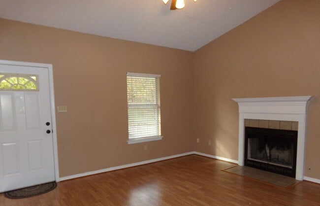 Building Photo - Two Bedroom/ Two Baths