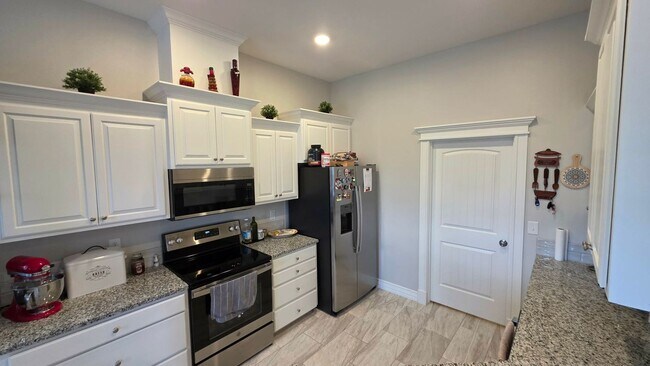 Building Photo - Charming 4 bedroom, 2 bath home COMING SOON!