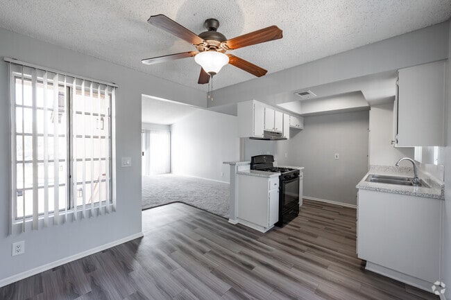 2 habitaciones, 2 baños, 1050 pies cuadrados, comedor y cocina - 619 E. Riverside Dr.