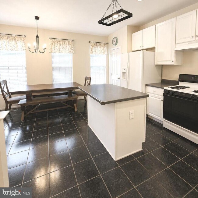 Foto del edificio - 4921 Kilburn St