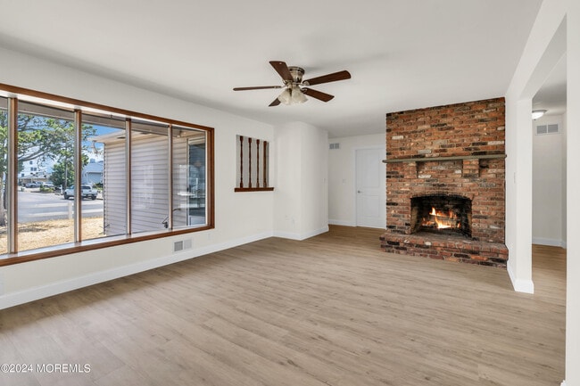Building Photo - 205 S Shore Dr