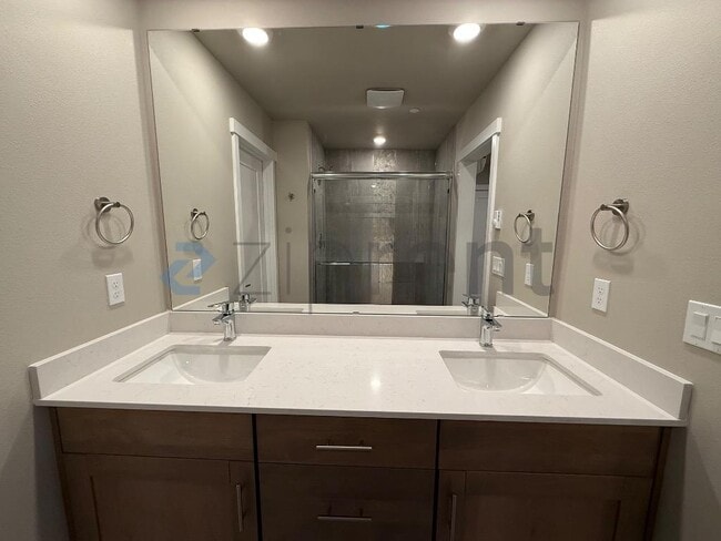 Building Photo - Unit F6