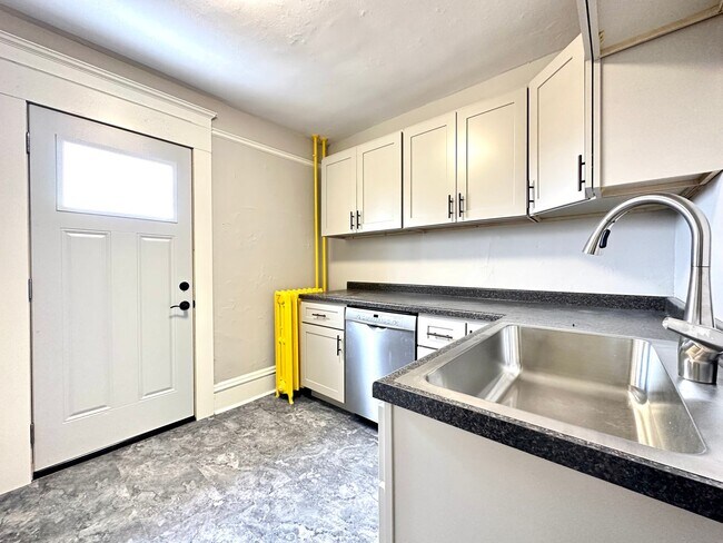 Building Photo - 1532 E Superior Street