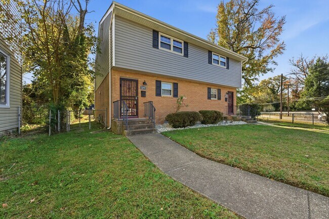 Building Photo - Charming 2-Bedroom Home with Hardwood Floors in North Highland Park