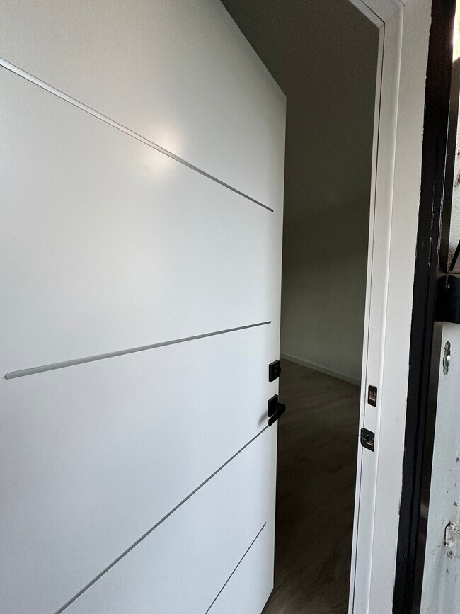 Puerta principal - 733 N Madison Ave