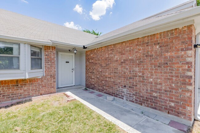 Building Photo - 2015 Newton Dr