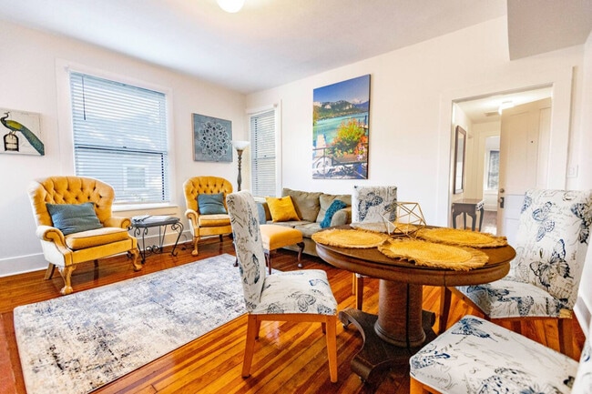 Building Photo - 205 SE 7th St