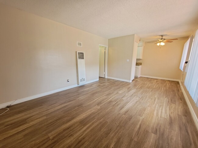 Building Photo - 260 N Oak Ave