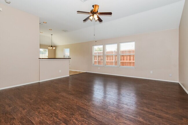 Foto del edificio - 906 Oak Hollow Ln