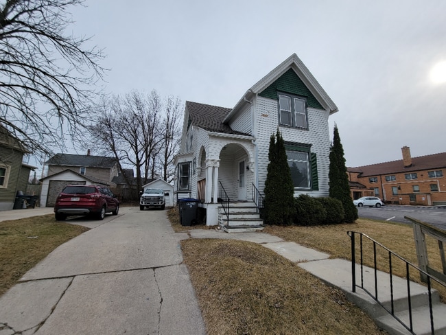 Building Photo - 1009 Broadway Ave