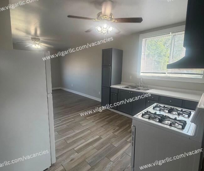 Building Photo - 3910 Deodar St