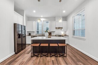 Building Photo - 2804 Grand Fountains Dr