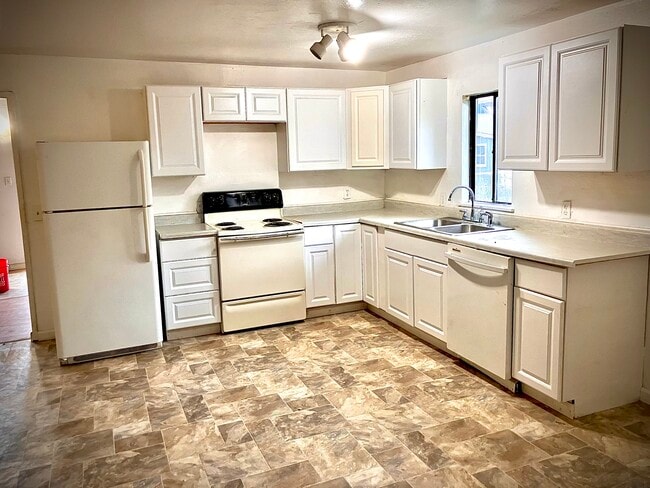 Building Photo - 1134 Oro Dam Blvd W