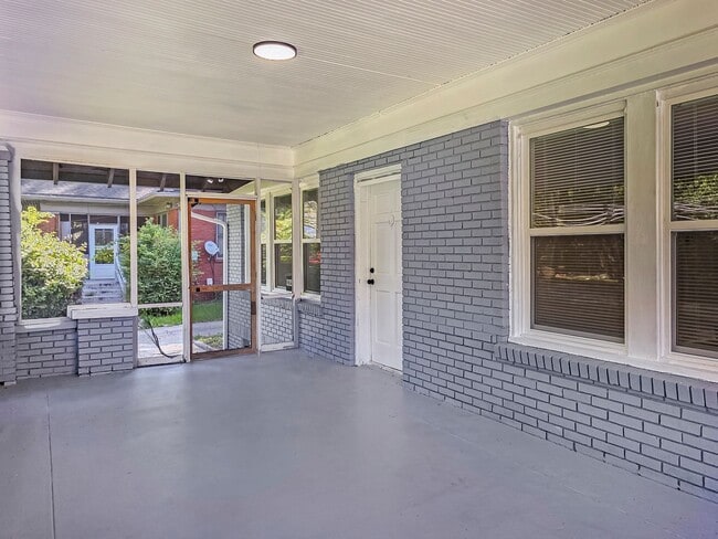Foto del edificio - Beautifully Renovated 4 Bedroom Home in th...
