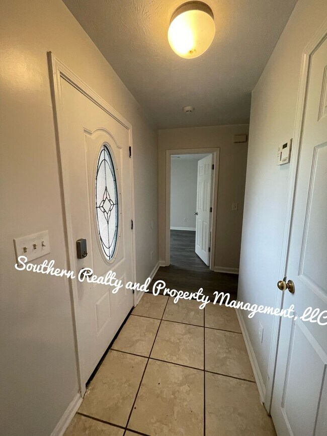 Building Photo - Make this your home!
