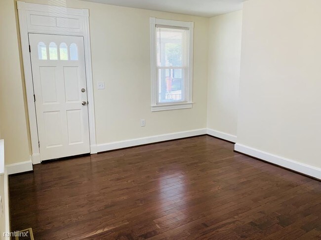 Foto del edificio - 3 br, 2 bath Townhome - 109 Bloomsbury Ave